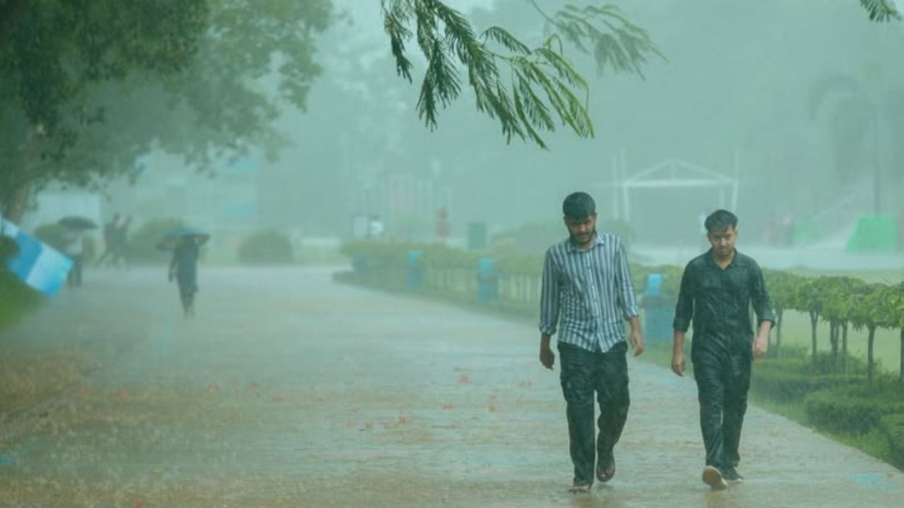 Weather Update: दिल्ली से लेकर एमपी तक मानसून एक्टिव, 15 राज्यों में मूसलाधार बारिश का अलर्ट जारी