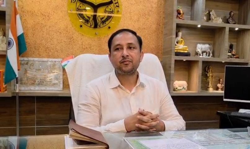 नेपाल में पहाड़ दरकने से आई बाढ़, महराजगंज में DM ने बताया कितना है खतरा