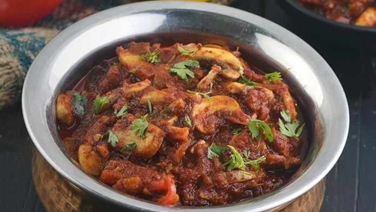 आजकल की व्यस्त जीवनशैली और धूप में कम रहने के कारण अधिकांश लोगों में विटामिन D की गंभीर कमी देखी जा रही है। ऐसे में आहार में मशरूम को शामिल करना एक बहुत ही फायदेमंद विकल्प साबित होता है। मशरूम प्राकृतिक रूप से विटामिन D का उत्कृष्ट स्रोत है, जो हड्डियों को मजबूत बनाने और रोग प्रतिरोधक क्षमता बढ़ाने में बेहद मददगार होता है। (Img- Pinterest)