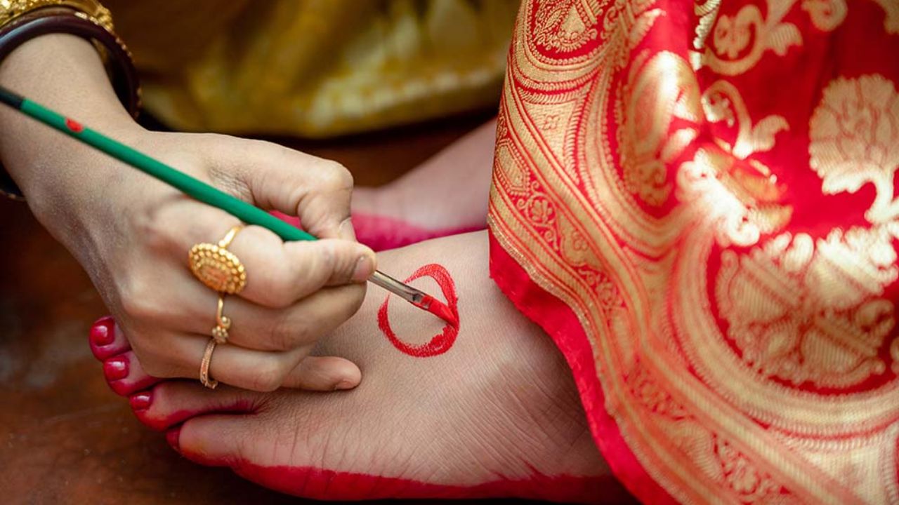 करवाचौथ का त्योहार सुहागिन महिलाओं के लिए बेहद खास होता है। इस दिन महिलाएं साड़ी, चूड़ियां, बिंदी, मेहंदी और गहनों से सोलह श्रृंगार करती हैं। इस श्रृंगार को खास बनाने के लिए पैरों पर आलता लगाना भी खूबसूरत विकल्प है। लाल रंग का आलता पैरों को पारंपरिक और आकर्षक लुक देता है। अगर आप इस करवाचौथ कुछ नया चाहती हैं, तो ये डिजाइन जरूर देखें। (Img- Pinterest)
