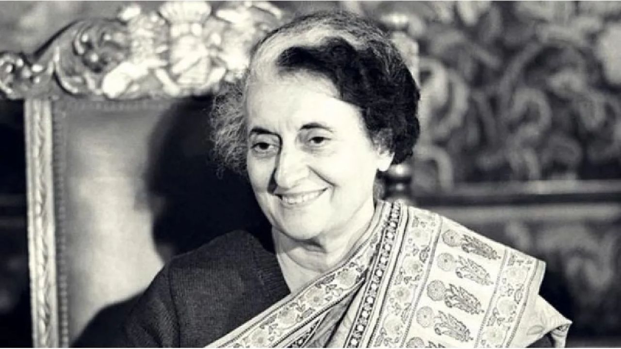 भारत की पहली महिला प्रधानमंत्री इंदिरा गांधी की आज 31 अक्टूबर को 42वीं पुण्यतिथि है। 1984 में इसी दिन उनकी हत्या कर दी गई थी। इंदिरा गांधी को उनके सख्त फैसलों और मजबूत राजनीतिक नेतृत्व के लिए आयरन लेडी भी कहा जाता है। इंदिरा गांधी 1966 से 1977 और फिर 1980 से 1984 तक प्रधानमंत्री रहीं। उनके कार्यकाल में देश ने कई बड़े राजनीतिक, आर्थिक और रणनीतिक बदलाव देखे।  (Img- Pinterest)