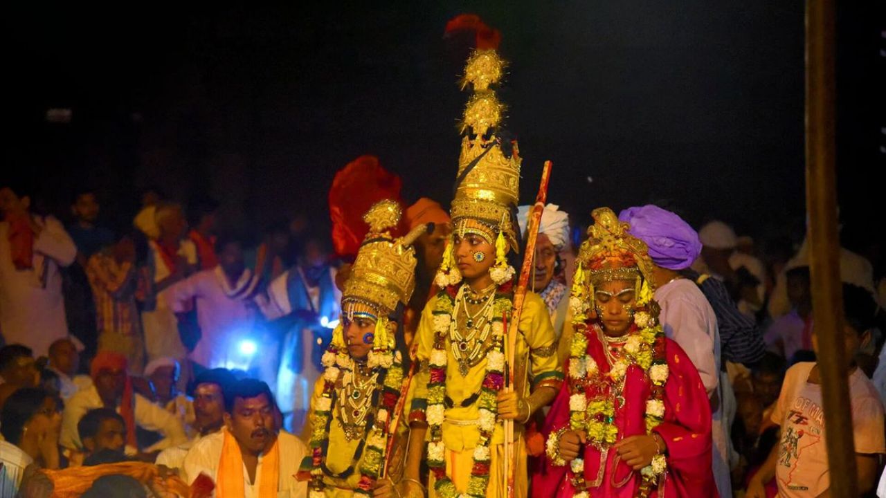 नवरात्रि आते ही पूरी दिल्ली भगवान राम के भक्तिमय रंग में रंग जाती है। शहर के कोने-कोने में रामलीला के मंच सजने लगते हैं, जहां शाम होते ही श्रद्धालुओं और पर्यटकों का भारी हुजूम उमड़ पड़ता है। ऐतिहासिक लाल किले के मैदान से लेकर आधुनिक द्वारका तक, हर जगह की रामलीला अपनी भव्यता, आधुनिक तकनीक, बेहतरीन अभिनय और शानदार भव्य सेट्स के लिए जानी जाती है। (Img- Pinterest)