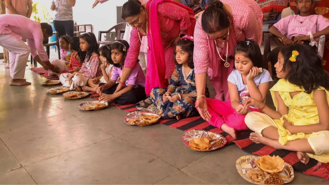 शारदीय नवरात्रि में कन्या पूजन का विशेष महत्व माना जाता है। साल 2026 में कन्या पूजन 19 अक्टूबर, सोमवार और 20 अक्टूबर, मंगलवार को किया जाएगा। इस अवसर पर लोग छोटी बच्चियों को भोजन कराकर दक्षिणा और उपहार देते हैं। अगर आप भी इस बार कन्याओं को कुछ खास देना चाहते हैं, तो ऐसे गिफ्ट चुनें जो उनके चेहरे पर मुस्कान लाएं और उनके काम भी आएं। (Img- Pinterest)