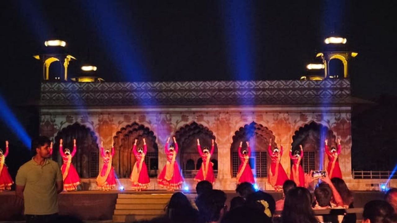 लाल किला मैदान की 'लव कुश रामलीला' दिल्ली की सबसे चर्चित और भव्य लीलाओं में से एक मानी जाती है। यहां बॉलीवुड और टीवी जगत के नामचीन कलाकार अभिनय करते हैं, जो दर्शकों का दिल जीत लेते हैं। विशालकाय स्टेज, शानदार थ्री-डी लाइट इफेक्ट्स और आसमान से उड़ते हुए स्टंट्स इस रामलीला को बेहद खास और आकर्षक बनाते हैं। इसे देखने के लिए रोजाना हजारों लोग पहुंचते हैं। (Img- Pinterest)