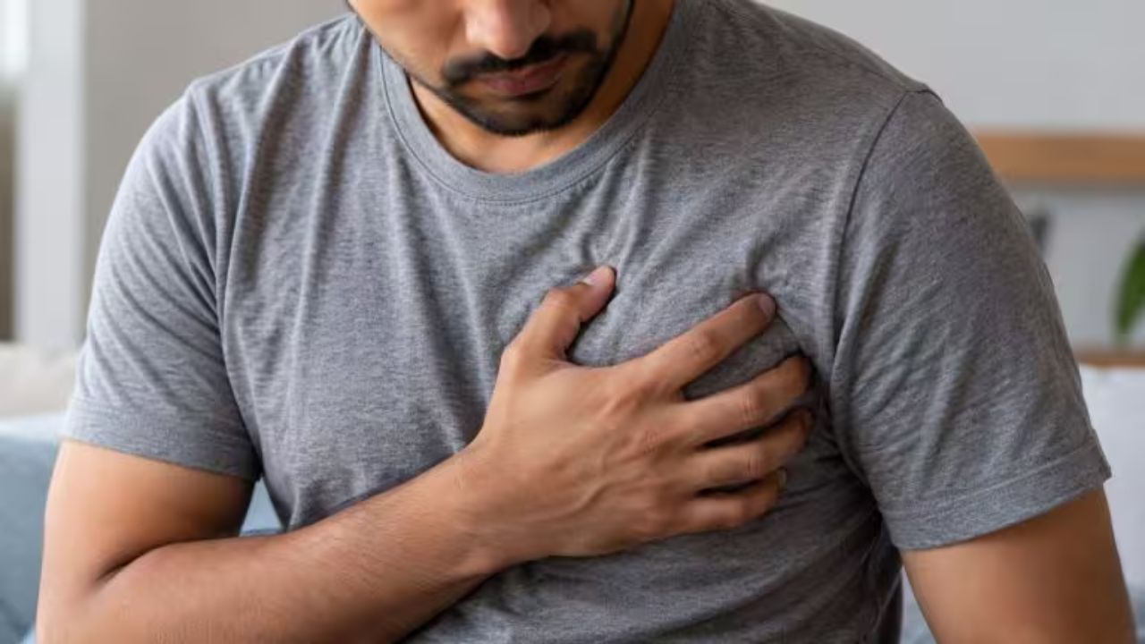 पुरुषों में निप्पल से तरल पदार्थ निकलना भी ऐसा लक्षण है, जिसकी जांच कराना जरूरी है। खासतौर पर यदि डिस्चार्ज में खून दिखाई दे, तो जल्द डॉक्टर से संपर्क करें। इसके पीछे संक्रमण या अन्य कारण भी हो सकते हैं, इसलिए केवल इस लक्षण के आधार पर कैंसर का निष्कर्ष नहीं निकाला जा सकता। सही वजह जानने के लिए चिकित्सकीय जांच जरूरी है। (Img- Pinterest)
