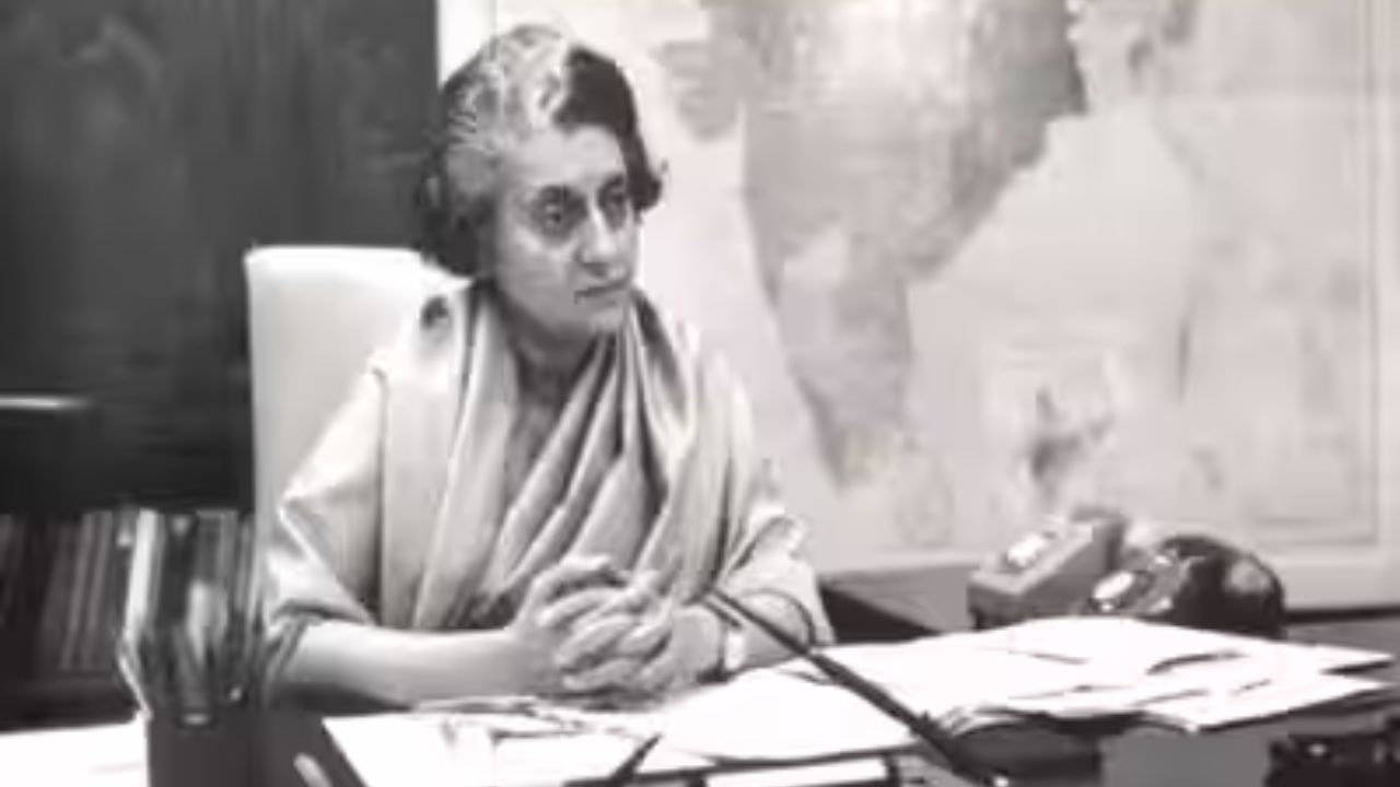 इंदिरा गांधी के सबसे चर्चित फैसलों में बैंकों का राष्ट्रीयकरण शामिल है। 19 जुलाई 1969 को उनकी सरकार ने अध्यादेश के जरिए 14 बड़े निजी बैंकों का राष्ट्रीयकरण किया। इस फैसले का उद्देश्य बैंकिंग सेवाओं को ग्रामीण क्षेत्रों और आम लोगों तक पहुंचाना था। सरकार चाहती थी कि बैंकिंग व्यवस्था का लाभ केवल बड़े उद्योगपतियों तक सीमित न रहे, बल्कि छोटे कारोबारियों और किसानों को भी कर्ज की सुविधा मिले। (Img- X)