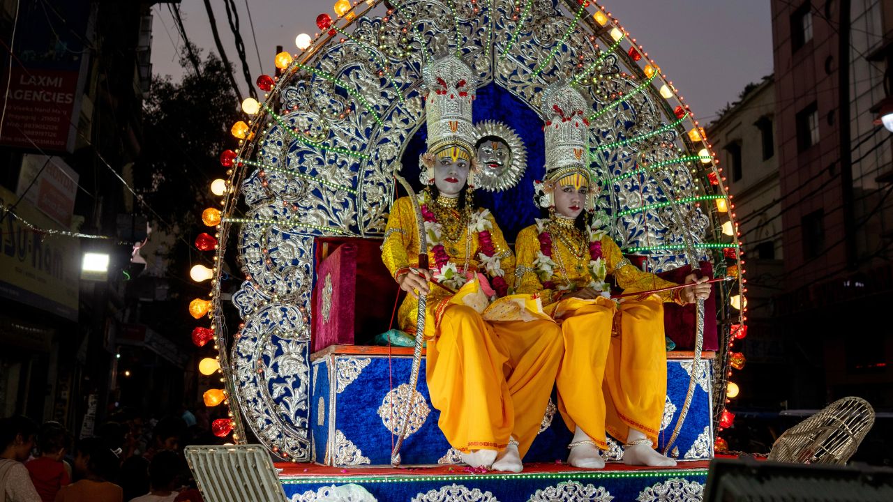 लाल किले के पास ही आयोजित होने वाली 'श्री धार्मिक लीला कमेटी' की रामलीला परंपरा और भव्यता का अद्भुत संगम प्रस्तुत करती है। यह दिल्ली की सबसे पुरानी रामलीलाओं में शुमार है, जहां देश के कई बड़े नेता और दिग्गज हस्तियां शिरकत करती हैं। पुरानी दिल्ली का स्वाद देने वाले मशहूर फूड स्टॉल्स और पारंपरिक शास्त्रीय नाट्य शैली इस रामलीला का सबसे प्रमुख आकर्षण माने जाते हैं। (Img- Pinterest)