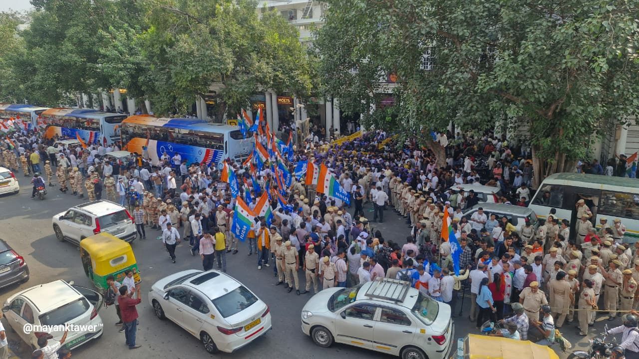 मुख्य चुनाव आयुक्त ज्ञानेश कुमार के खिलाफ दिल्ली में विपक्षी दलों के गठबंधन INDIA Bloc का विरोध प्रदर्शन आज फिर से उग्र रूप में जारी है। बीते दिन प्रदर्शन के दौरान राहुल गांधी समेत कई दिग्गज विपक्षी नेताओं को पुलिस द्वारा हिरासत में लिया गया था। इसके बावजूद आज विरोध की आग और भड़क गई है। (Img- Dynamite News)  