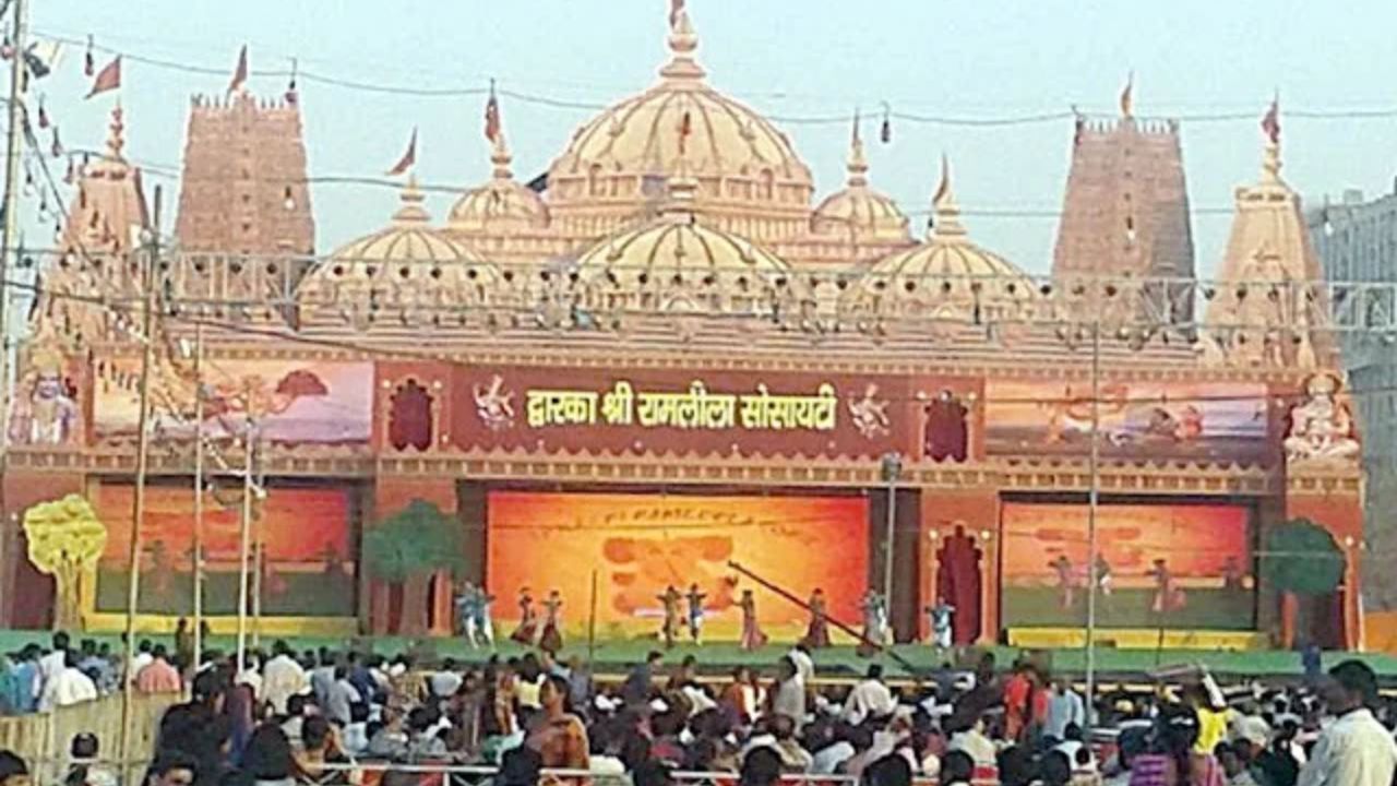 पश्चिम दिल्ली के निवासियों के लिए 'द्वारका सेक्टर 10 की रामलीला' सबसे बड़ा सांस्कृतिक केंद्र बन चुकी है। यहां सुरक्षा के कड़े इंतजामों के साथ विशाल झूलों और तरह-तरह के खान-पान का बाजार सजता है। बच्चों से लेकर बुजुर्गों तक, हर उम्र के लोगों के लिए यहां मनोरंजन के पूरे साधन मौजूद रहते हैं। रावण दहन के दिन यहां की आतिशबाजी देखने योग्य होती है। (Img- Pinterest)