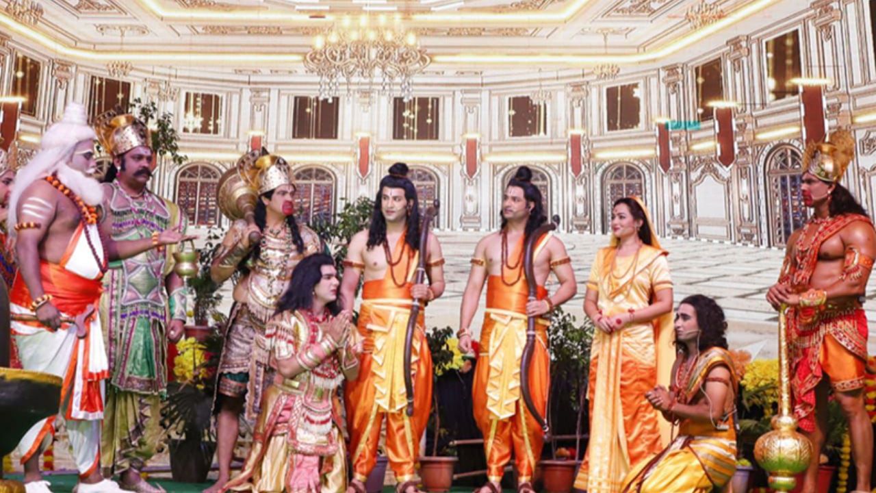 सेंट्रल दिल्ली में स्थित 'सुभाष मैदान की नव श्री धार्मिक लीला कमेटी' अपनी आधुनिकता और पर्यावरण-अनुकूल आयोजनों के लिए बहुत मशहूर है। यहां का भव्य मंचन तकनीक के मामले में बेहद उन्नत होता है, जिसमें साउंड और विजुअल का बेहतरीन प्रयोग किया जाता है। परिवार के साथ रामलीला देखने और स्वादिष्ट व्यंजनों का आनंद उठाने के लिए यह जगह हमेशा लोगों की पहली पसंद बनी रहती है। (Img- Pinterest)
