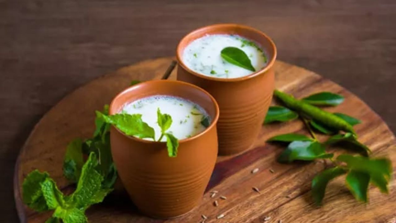 अगर आपके व्रत में दही और छाछ का सेवन मान्य है, तो यह भी अच्छा विकल्प हो सकता है। दही से बनी छाछ शरीर को तरल पदार्थ देती है और इसमें प्रोटीन व कैल्शियम भी मिलते हैं। इसे घर पर बनाकर थोड़ी मात्रा में सेंधा नमक मिलाया जा सकता है, बशर्ते आपकी व्रत परंपरा इसकी अनुमति देती हो। बहुत ज्यादा नमक डालने से बचें। (Img- Pinterest)