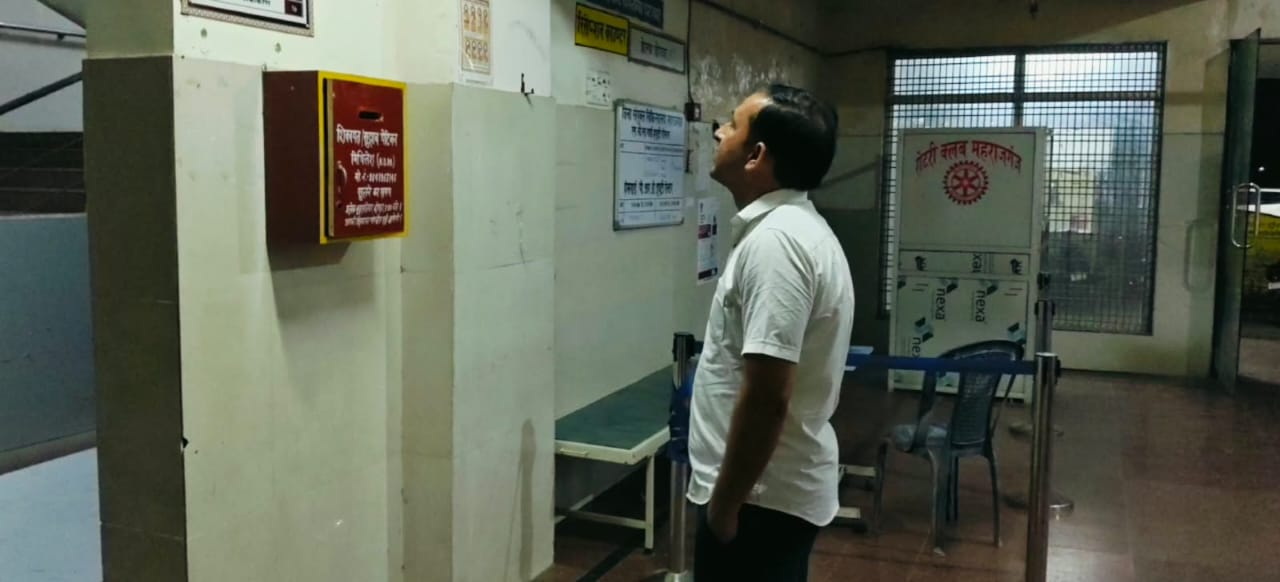 महाराजगंज: महिला अस्पताल में डीएम की आधी रात छापेमारी, ड्यूटी से गायब डॉक्टरों का वेतन रोका, गार्डों पर भी कार्रवाई