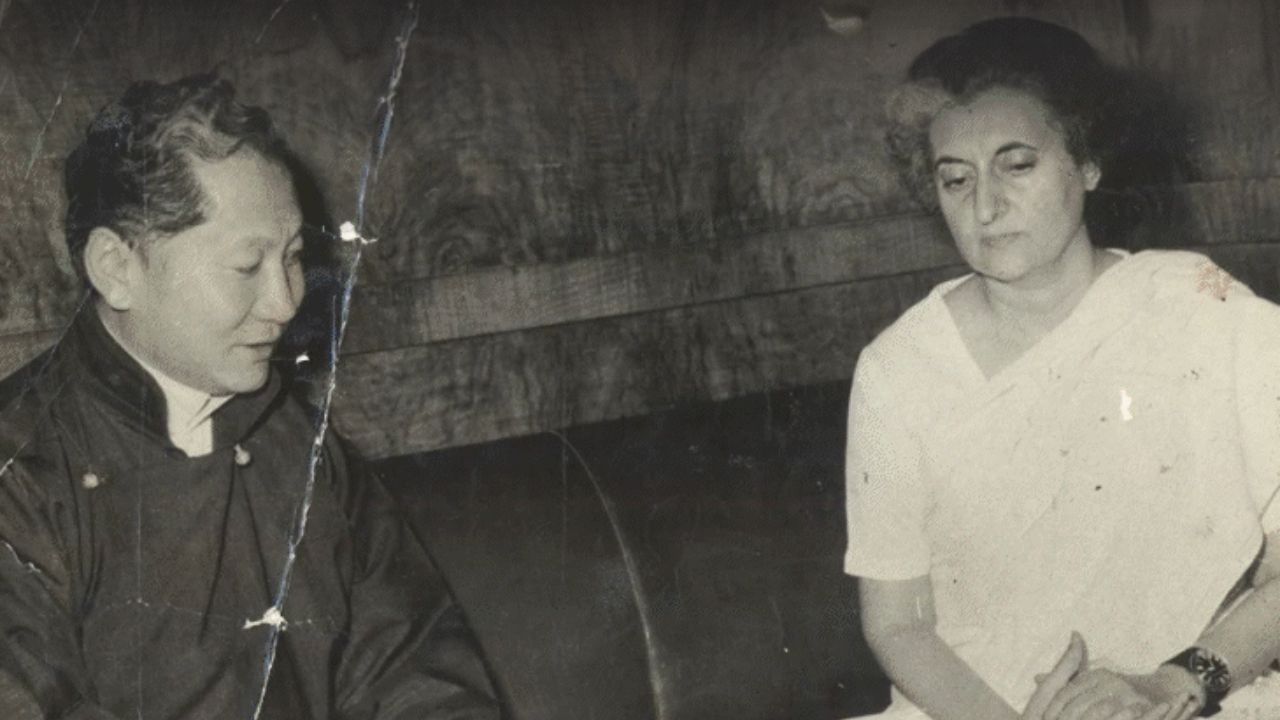 इंदिरा गांधी के प्रधानमंत्री रहते हुए 1975 में सिक्किम का भारत में विलय हुआ। जनमत संग्रह और संवैधानिक प्रक्रिया के बाद सिक्किम भारतीय संघ का 22वां राज्य बना। इस फैसले ने भारत की भौगोलिक और राजनीतिक स्थिति को प्रभावित किया। सिक्किम के भारत में शामिल होने को देश के एकीकरण की महत्वपूर्ण घटना माना जाता है। हालांकि, इस घटनाक्रम को लेकर अंतरराष्ट्रीय और क्षेत्रीय राजनीति में भी चर्चा हुई थी। (Img- X)