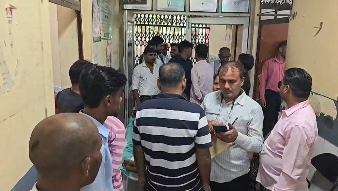 Maharajganj Road Accident: अज्ञात वाहन की टक्कर से बाइक सवार युवक की मौत, निचलौल में हादसे के बाद मचा कोहराम