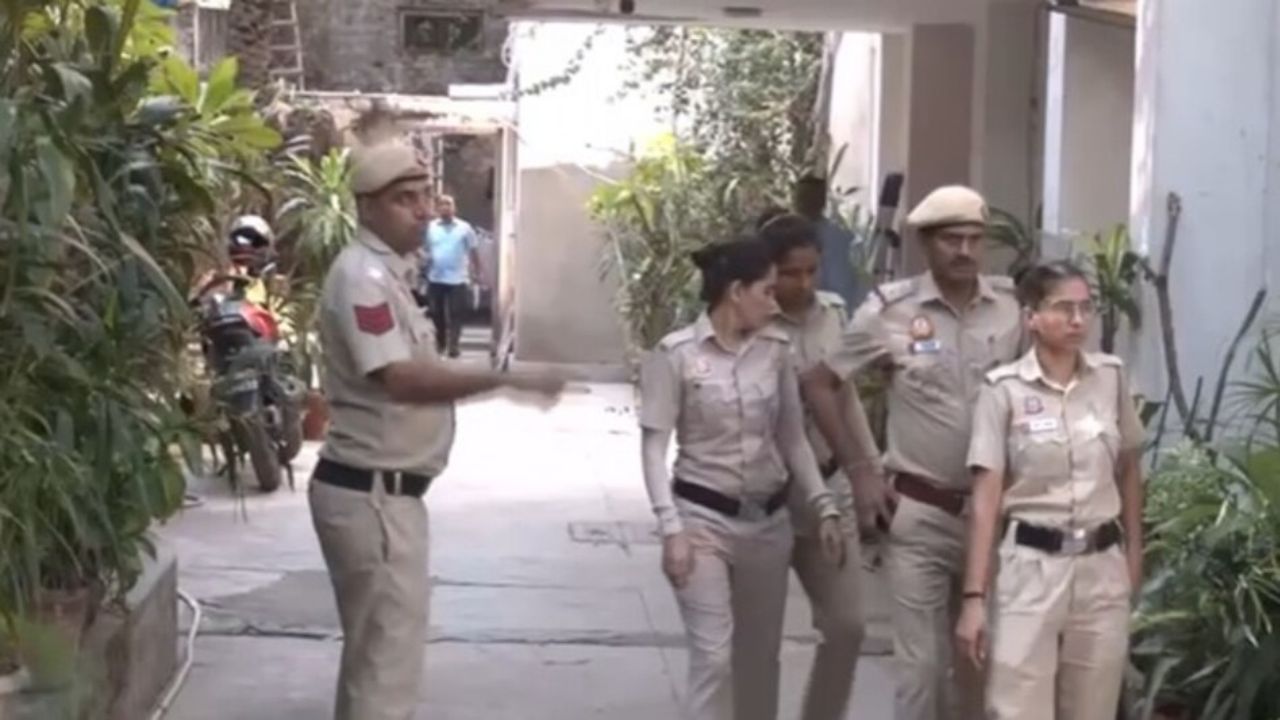 Video: CJP की तिरंगा यात्रा से पहले दिल्ली पुलिस एक्शन में, अभिजीत दीपके के घर पहुंची टीम