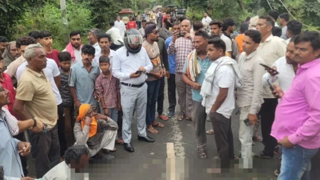 Kasganj News: मौत बनकर गिरा यूकेलिप्टस का पेड़! हाईटेंशन लाइन तोड़ते हुए बाइक सवार पर गिरा, फेरीवाले की मौत