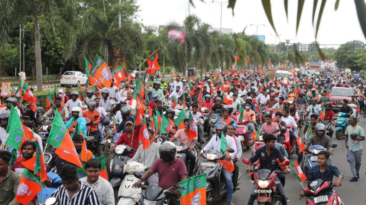 UP Election 2027: मतदाताओं को रिझाने के लिए भाजपा ने आगरा में उतारे 65 बाइकर्स