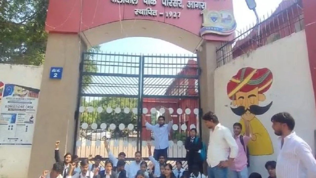 आगरा यूनिवर्सिटी में फिर बवाल! छात्रों ने मुख्य गेट पर जड़ा ताला, आखिर क्यों भड़के विद्यार्थी?