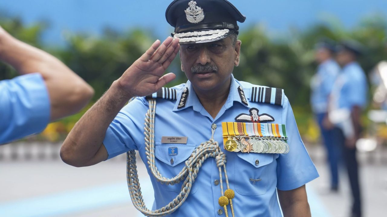 Indian Air Force: एयर चीफ मार्शल आशुतोष दीक्षित ने संभाली वायुसेना की कमान, जानें उनका पूरा सैन्य सफर