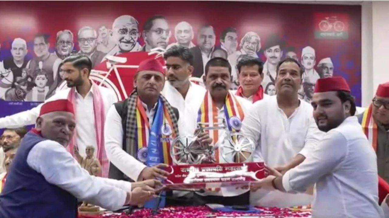 UP Politics: अखिलेश यादव ने बढ़ाया सपा का कुनबा! पूर्व IAS राम बहादुर पासी समेत कई नेता शामिल