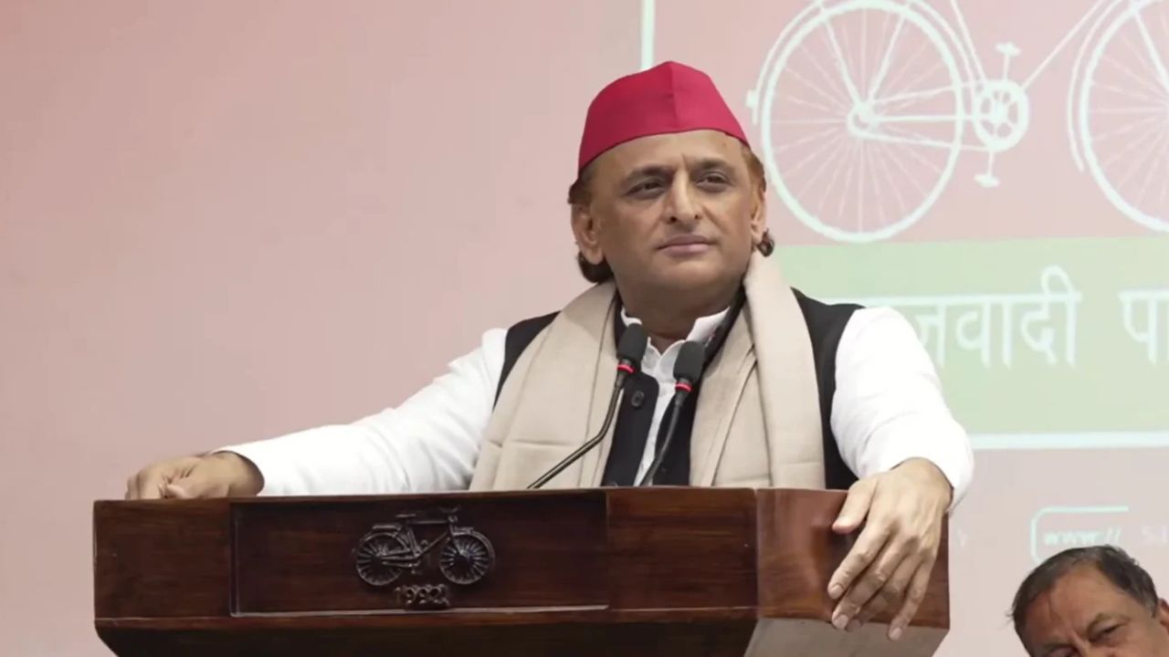 2027 चुनाव से पहले अखिलेश यादव का मास्टरस्ट्रोक: लोकतंत्र सेनानियों को 51 हजार मासिक पेंशन और मुफ्त इलाज का वादा
