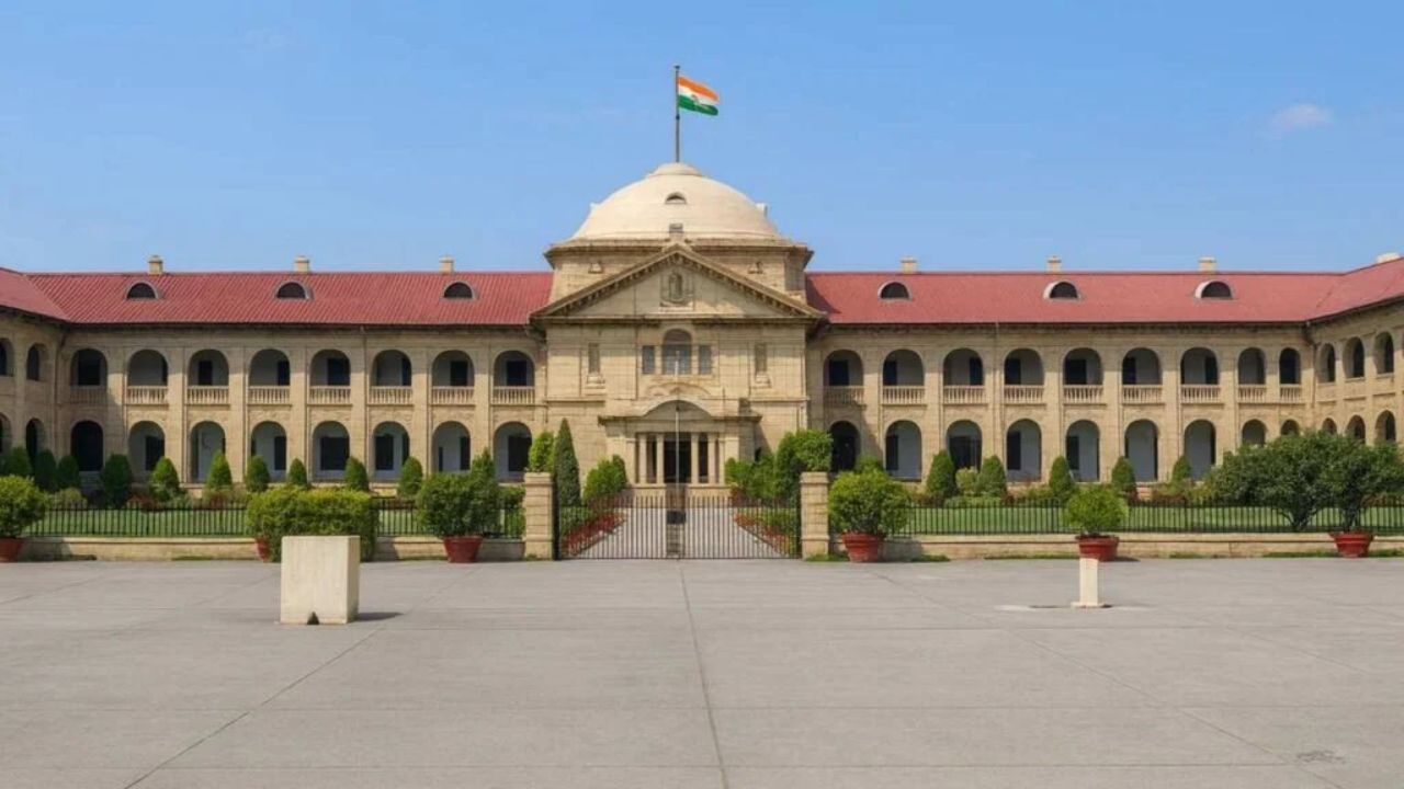 Prayagraj News: हाईकोर्ट के पास टंकी पर चढ़ी महिला, DM से लेकर लेखपाल पर लगाए गंभीर आरोप, जनिए क्या था मामला ?