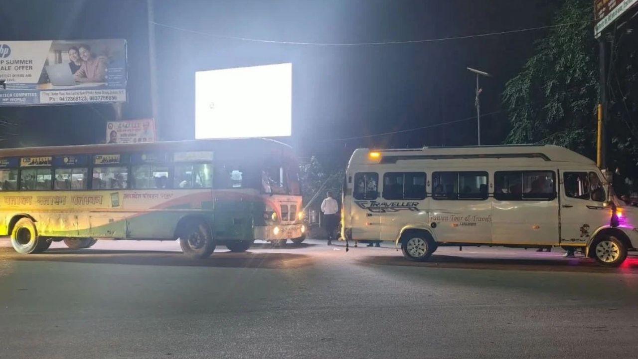 बदायूं में ट्रैफिक पुलिस की मनमानी: कागजात पूरे होने के बावजूद गाड़ी का काटा चालान, अधिकारियों की चुप्पी पर सवाल