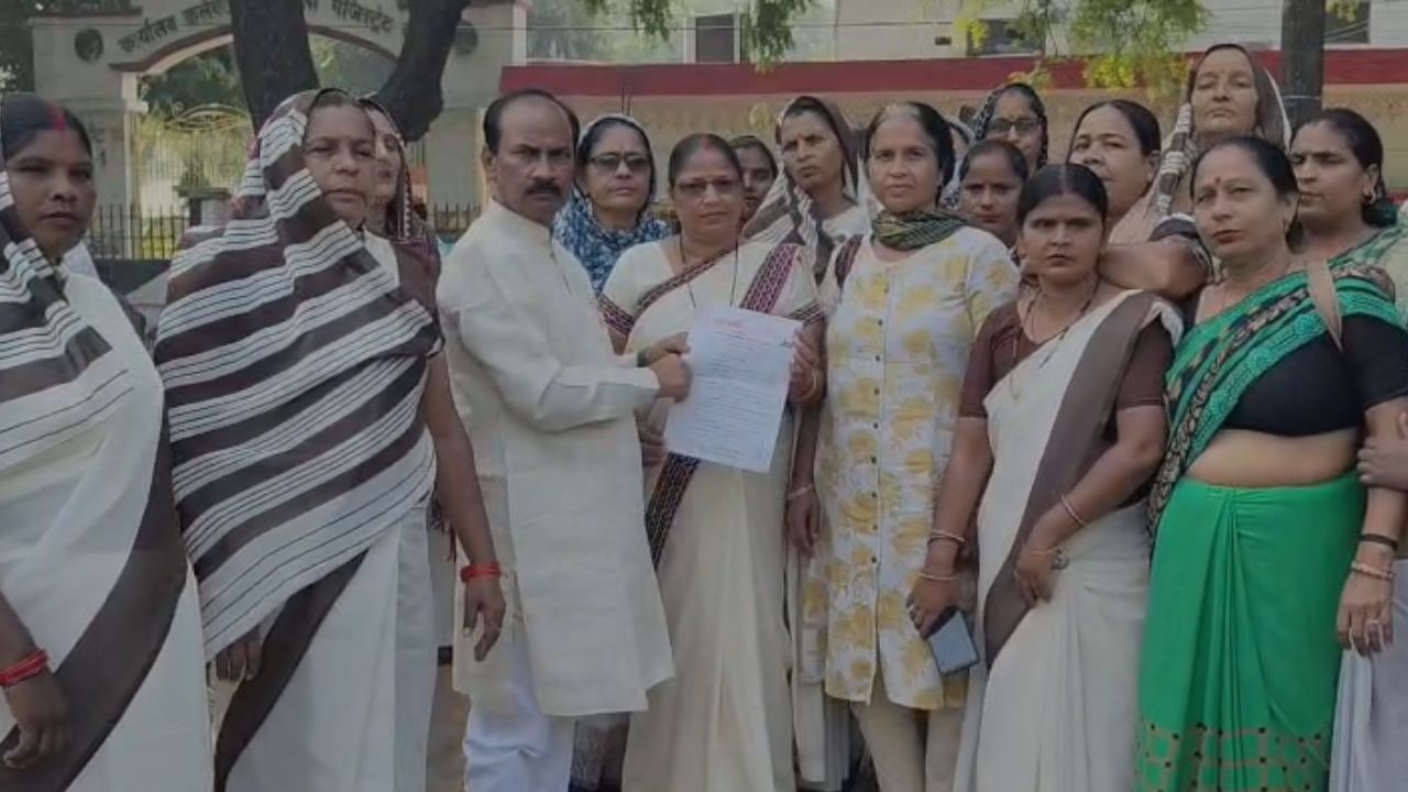 18 हजार वेतन और सरकारी कर्मचारी का दर्जा, आश्वासन के बाद एटा में 21 दिन बाद थमा आशा कार्यकर्ताओं का प्रदर्शन