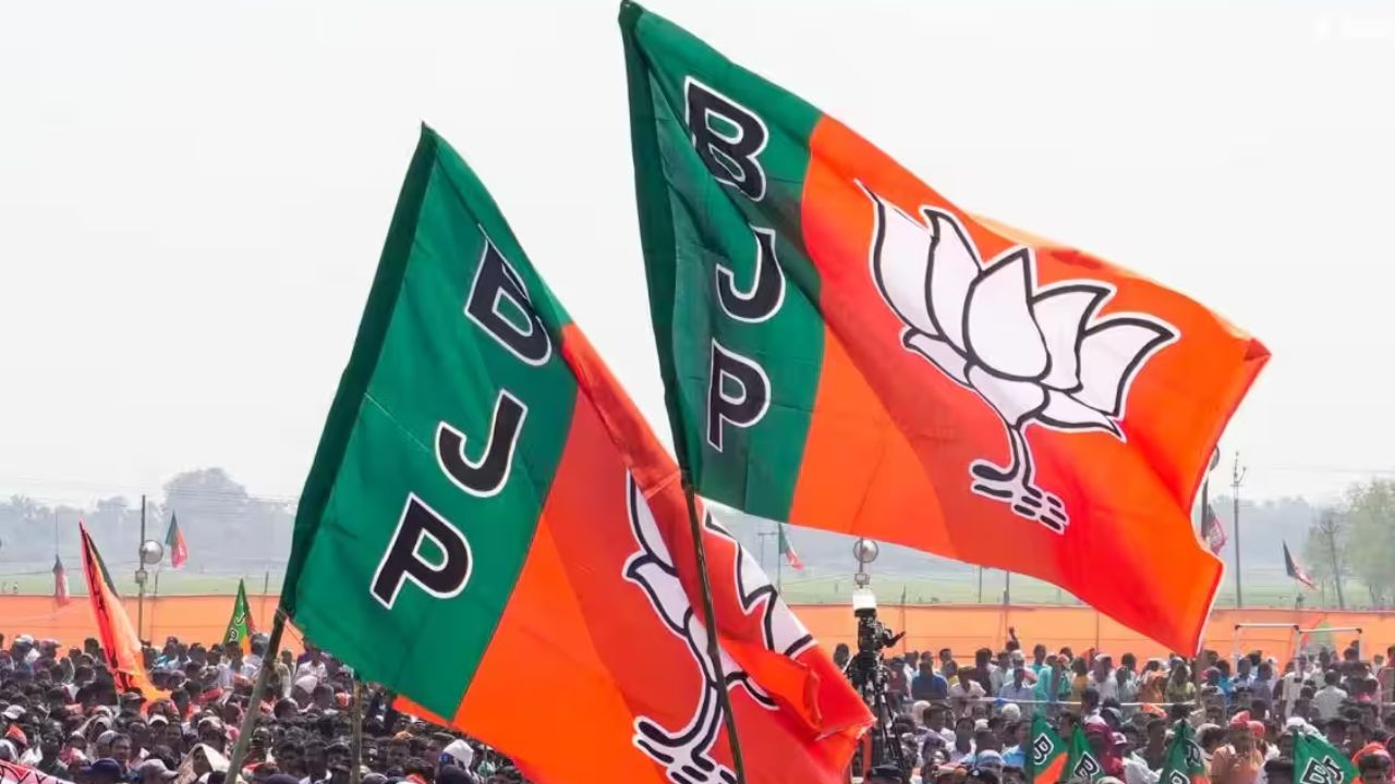 यूपी में MLC चुनाव से पहले BJP का बड़ा दांव! CM योगी से डिप्टी CM तक मैदान में, 2027 के लिए क्यों अहम हैं 11 सीटें?