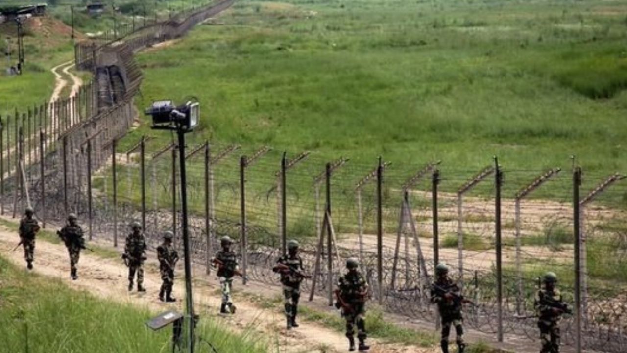 पंजाब बॉर्डर पर बीएसएफ की बड़ी कार्रवाई: तरनतारन सेक्टर में दो पाकिस्तानी घुसपैठिए ढेर, एक फरार