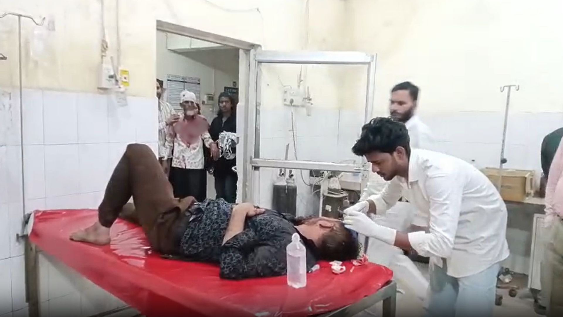 बदायूं में जमीन के विवाद ने लिया खूनी रूप! दो पक्षों में चले लाठी-डंडे, 10 घायल