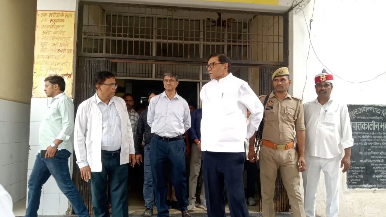 बलिया जिला अस्पताल में अव्यवस्थाएं देख भड़के DM, खराब स्ट्रेचर पर जताई नाराजगी