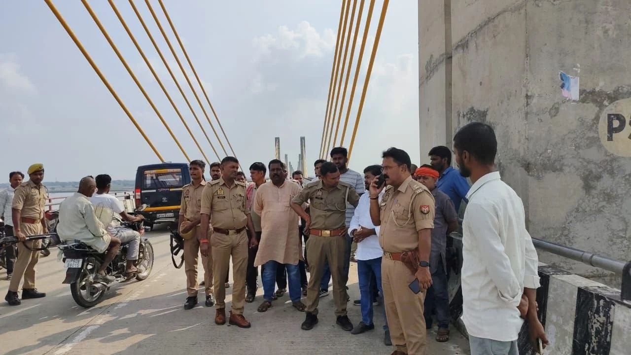 बलिया में पारिवारिक कलह से परेशान युवक ने गंगा में लगाई छलांग, गोताखोरों की मदद से तलाश जारी