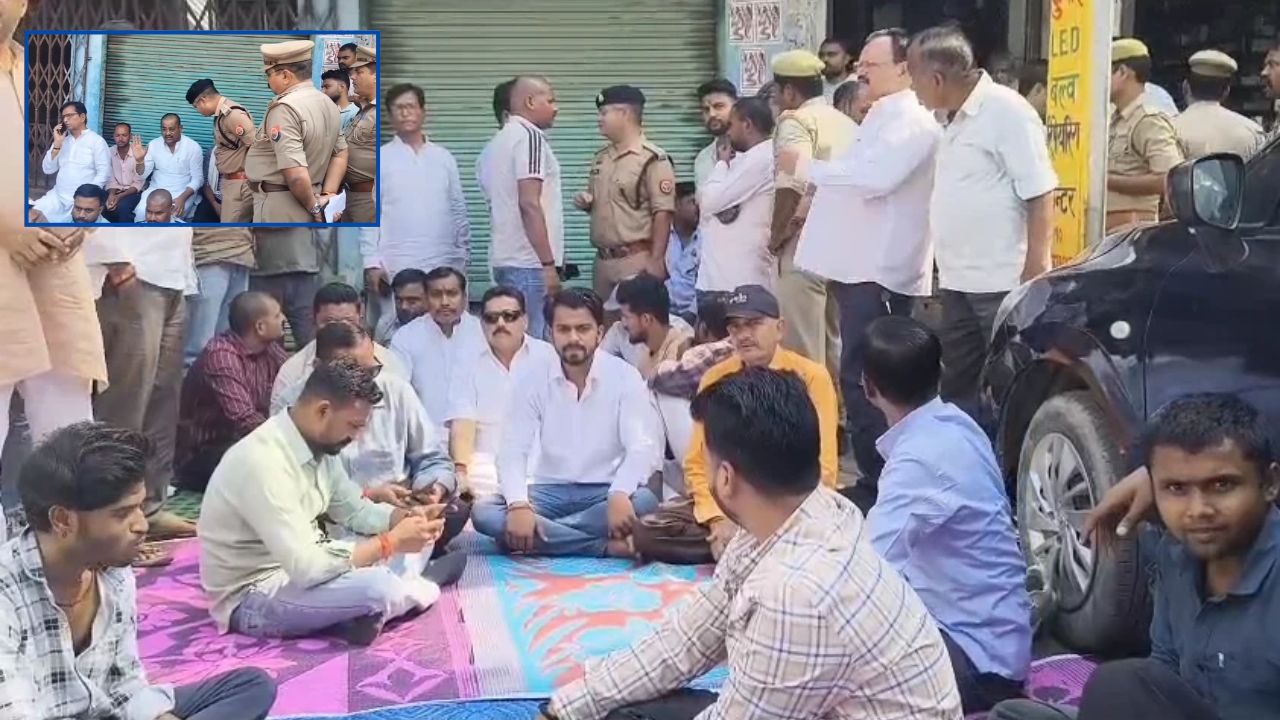 Banda News: शिकायत पर मंत्री ने दिया धरना , कोतवाली के बाहर जुटे समर्थक, पुलिस ने कार्रवाई का भरोसा दिया