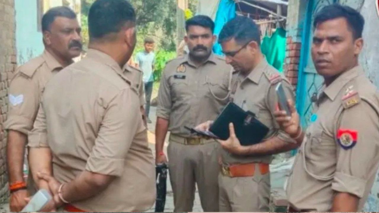 Bareilly Murder Case: बिस्तर पर खून से लथपथ मिला दिव्यांग का शव, दो बीघा जमीन के विवाद में छोटे भाई पर आरोप