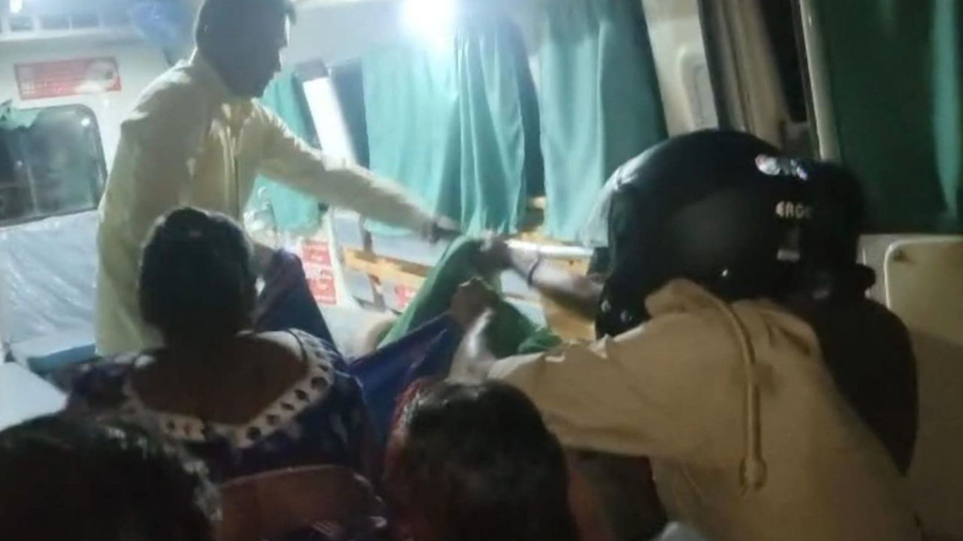 Basti: चीख-पुकार सुनकर दौड़े ग्रामीण, आग से झुलसी विवाहिता ने अस्पताल में तोड़ा दम, पोस्टमार्टम रिपोर्ट का इंतजार