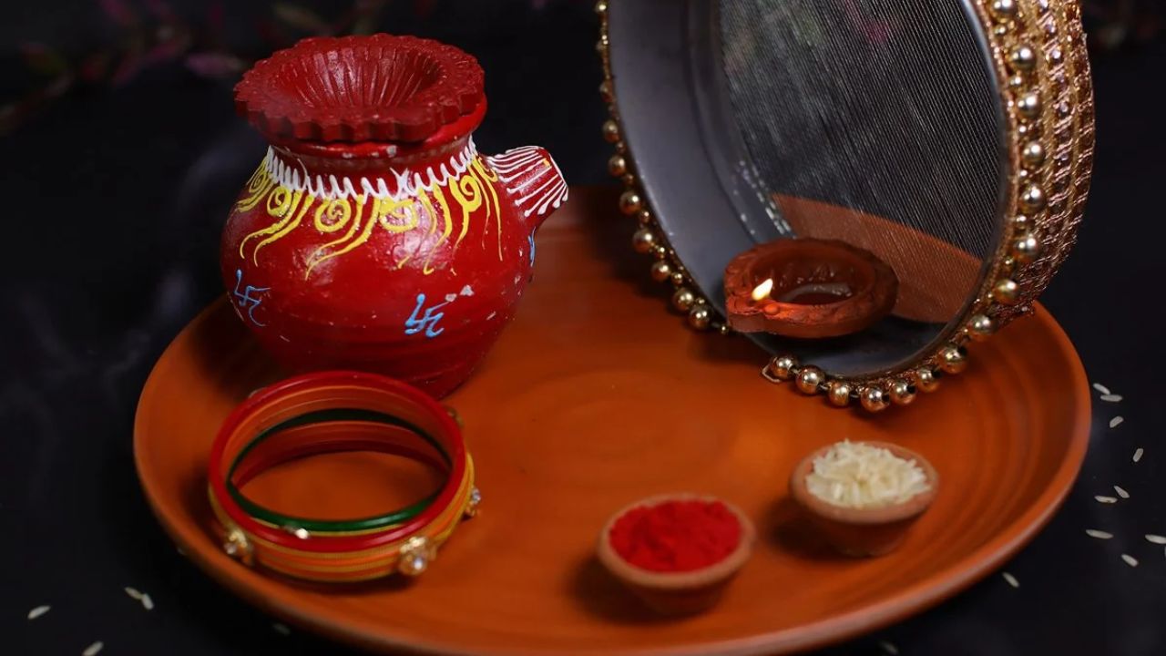Karwa Chauth पर पत्नी ने नहीं रखा व्रत, तो थाने पहुंच गया पति! बोला- मेरी लंबी उम्र नहीं चाहती