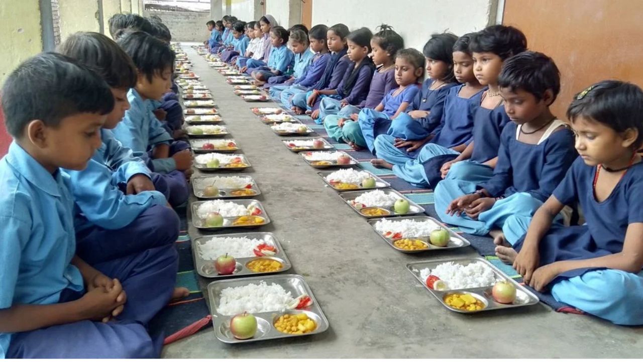 मिड-डे मील के नाम पर बच्चों से करवाया ऐसा काम, देखकर उड़ जाएंगे होश! सोशल मीडिया पर वीडियो सामने आते ही मचा बवाल