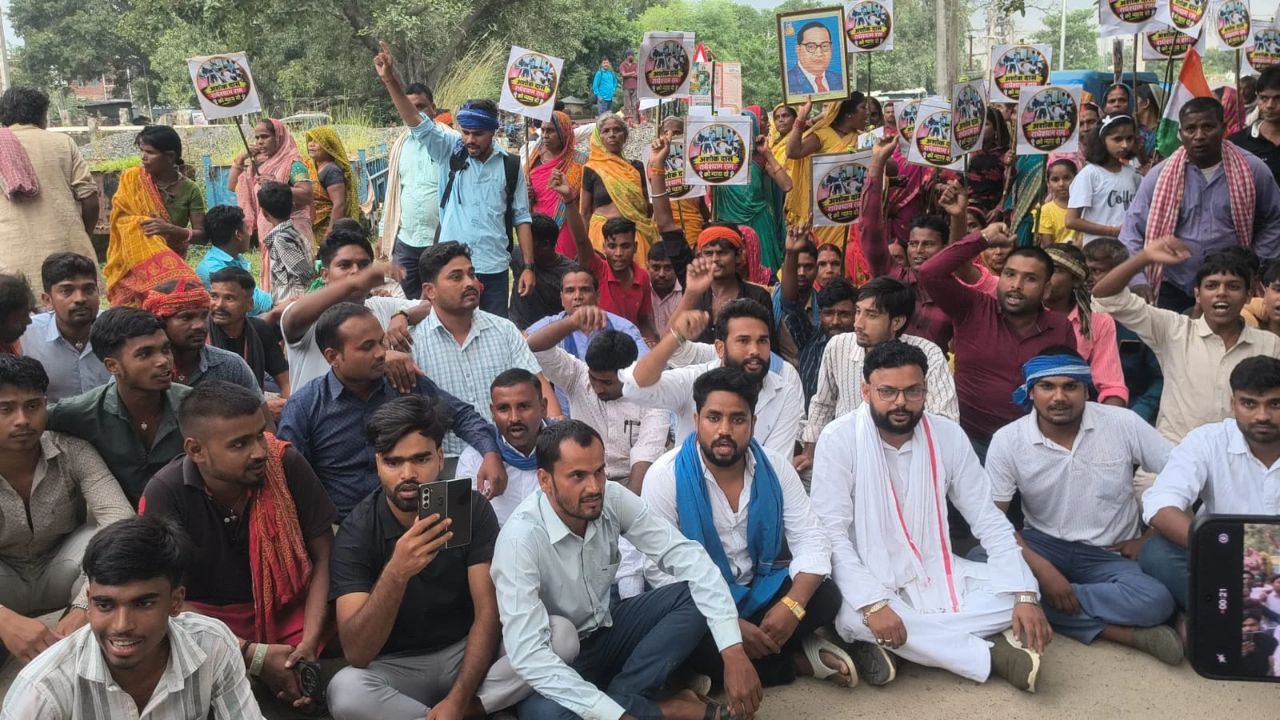 एक महीने बाद भी नहीं हुई गिरफ्तारी तो थाने पहुंच गए सैकड़ों ग्रामीण, पुलिस ने मांगा 10 दिन का समय; फिर आंदोलन की चेतावनी