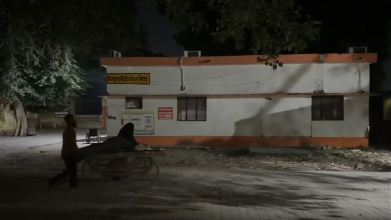 Budaun News: 108 पर कॉल के बाद भी नहीं पहुंची एंबुलेंस, ठेली पर मरीज को अस्पताल ले जाने का VIDEO वायरल