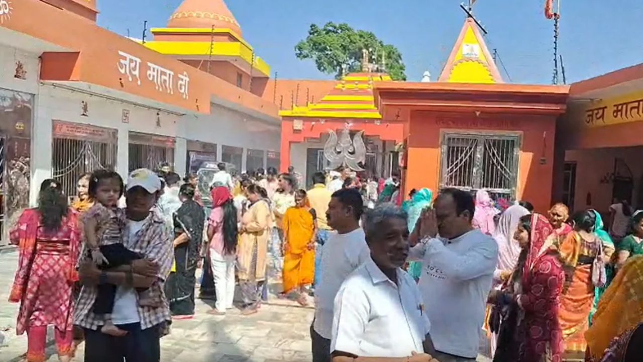 बदायूं के नगला मंदिर में उमड़ा भक्तों का सैलाब, 43 साल से जारी विशाल भंडारे की परंपरा