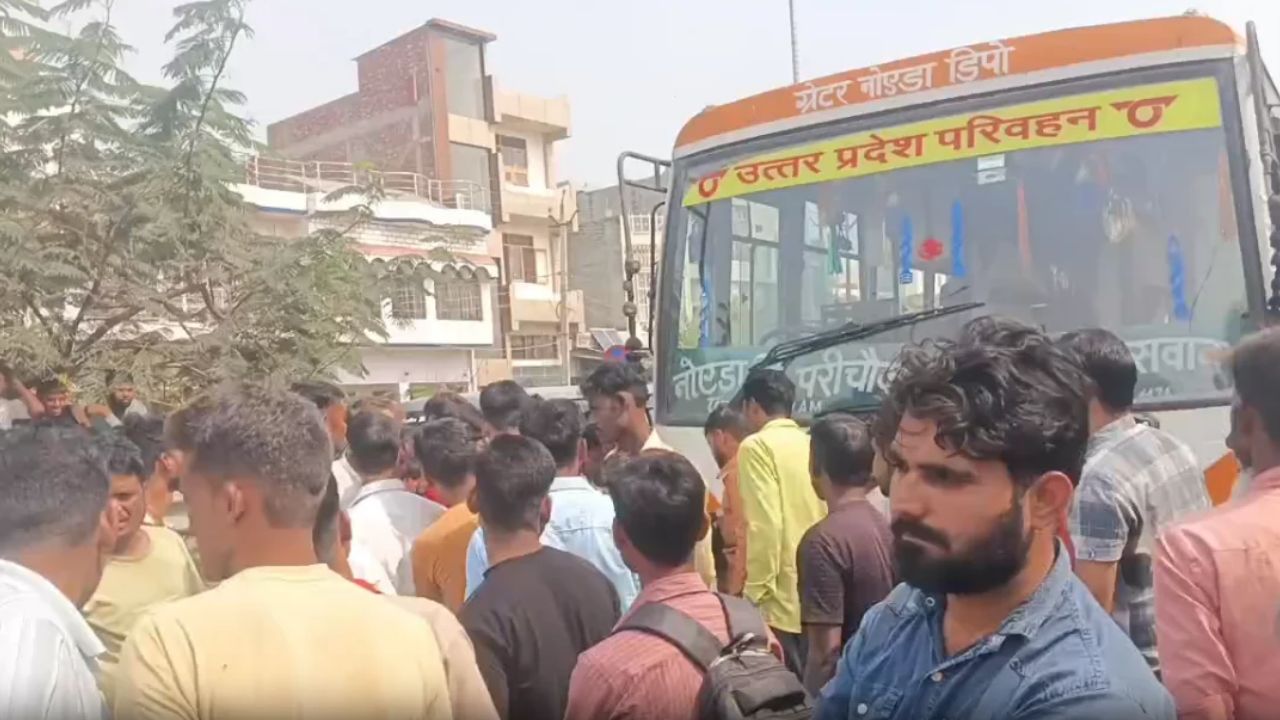 सड़क पर ही भिड़ गए रोडवेज बसों के ड्राइवर, तमाशा देखते रह गए लोग; घंटों लगा रहा जाम!