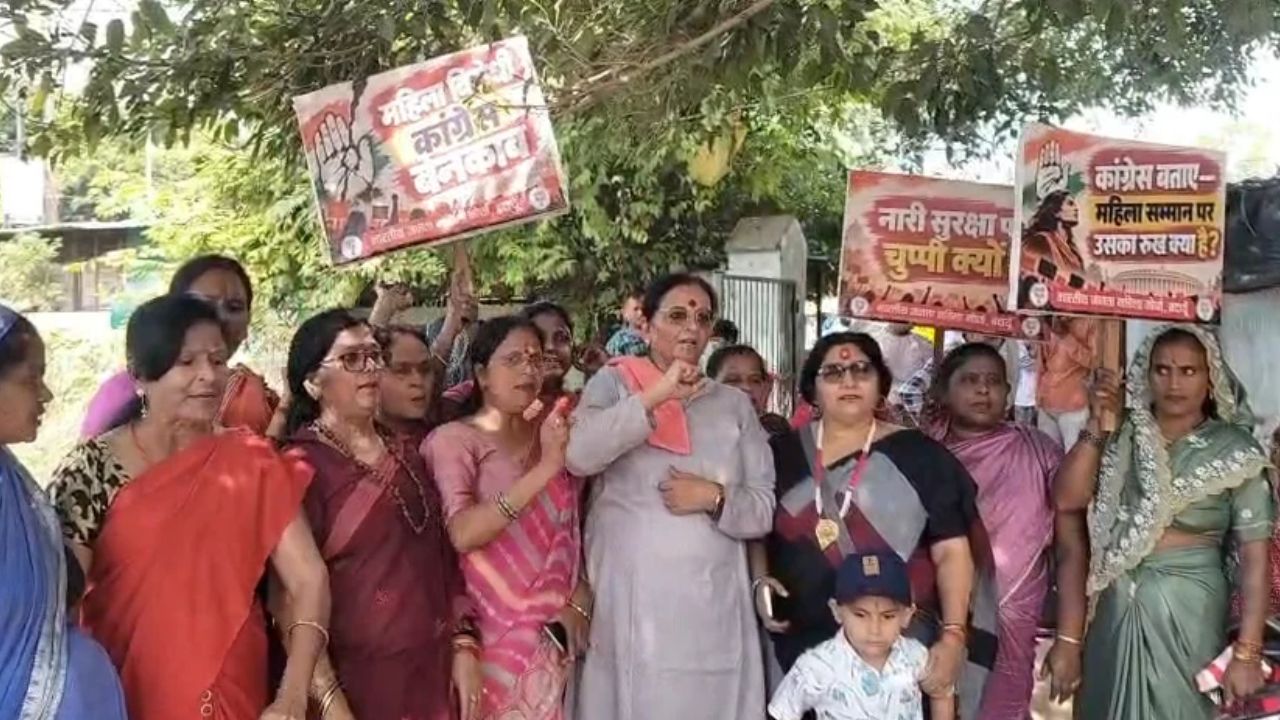 ‘बेटियों के सम्मान में, नारी शक्ति मैदान में’: JNU यौन उत्पीड़न मामले में फूटा महिलाओं का गुस्सा
