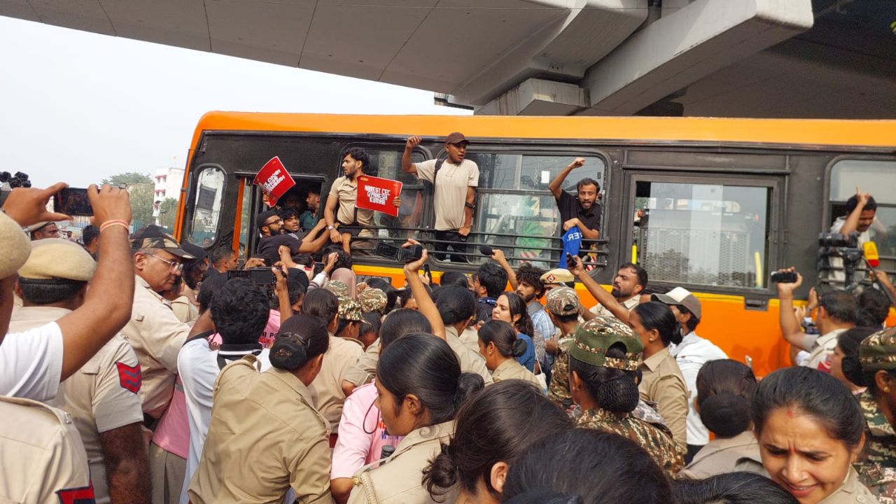 चुनाव आयोग के खिलाफ NSUI का प्रदर्शन, आरके आश्रम मेट्रो स्टेशन पर हंगामा