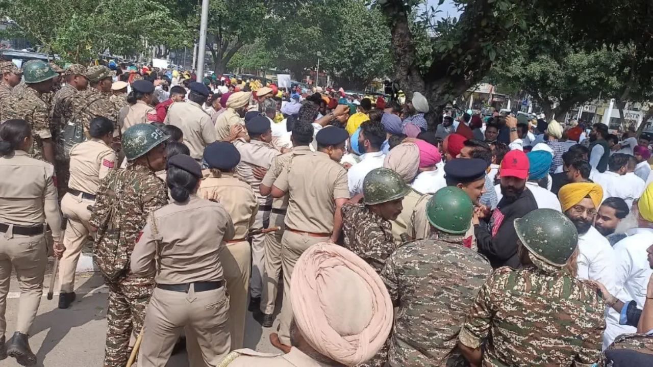 चंडीगढ़ में चुनाव आयोग के बाहर AAP का प्रदर्शन, मनीष सिसोदिया समेत कई प्रदर्शनकारी हिरासत में