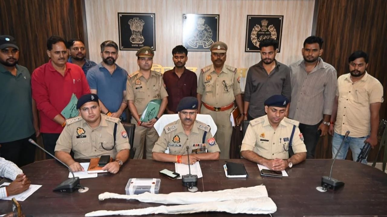 चित्रकूट में नाबालिग से गैंगरेप का आरोपी गिरफ्तार, 50 हजार का था इनाम; हथियार और चोरी की बाइक बरामद