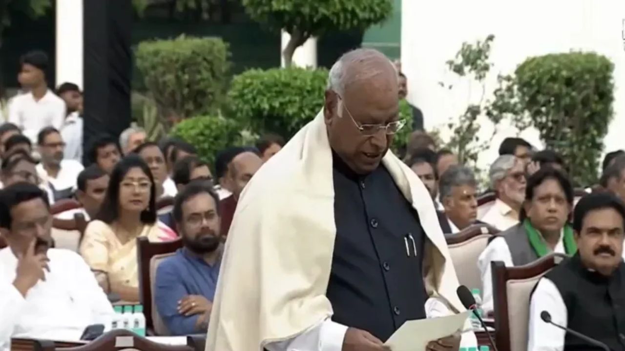 Mock Parliament: CEC ज्ञानेश कुमार के खिलाफ विपक्ष का ‘महाभियोग’, ‘खरगे बोले- वोट का अधिकार खतरे में