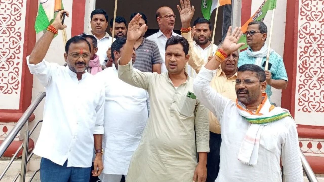 Sultanpur: चुनाव आयोग के खिलाफ सुलतानपुर में कांग्रेस का हल्लाबोल, आज डीएम कार्यालय का घेराव