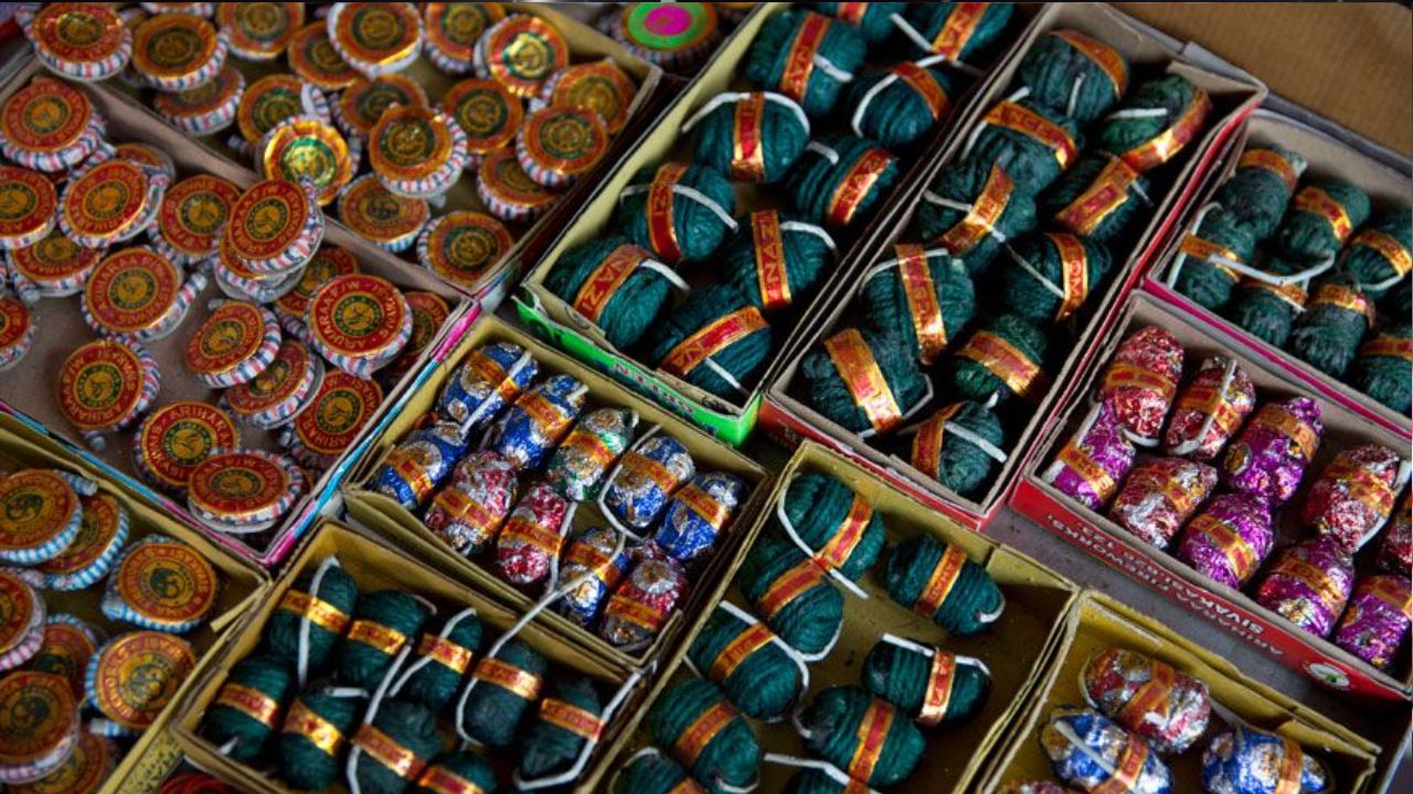 Illegal Crackers: बिना लाइसेंस जमा थे 15 लाख के पटाखे, प्रशासन ने किया सीज