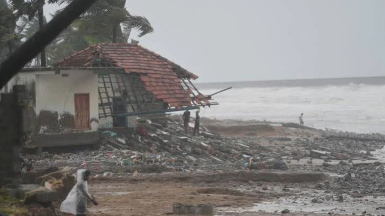 Cyclone Alert: आंध्र प्रदेश में चक्रवात का कहर! 5 की मौत, यूपी-बिहार समेत कई राज्यों में भारी बारिश का अलर्ट